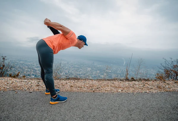 Hombre Maduro Muscular Más Años Ropa Deportiva Que Extiende Aire — Foto de Stock