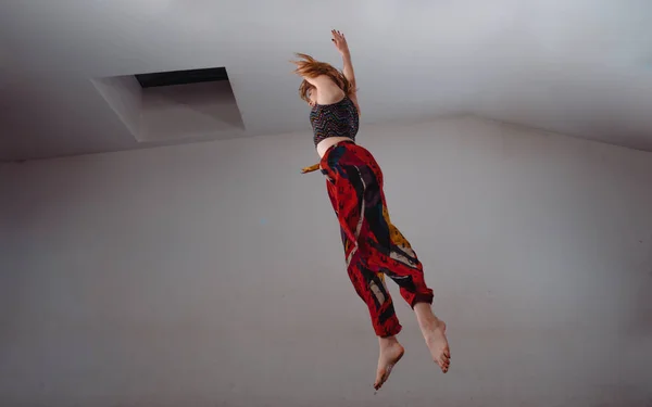 Kaukasiska Kvinnliga Dansare Utövar Samtida Dans Över Vit Vägg — Stockfoto