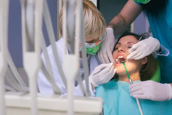 Dentistes Féminins Masculins Examinant Une Patiente Avec Équipement Moderne — Photo