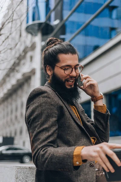 Elegante Hipster Con Barba Larga Durante Una Conversación Telefónica Negocios — Foto de Stock