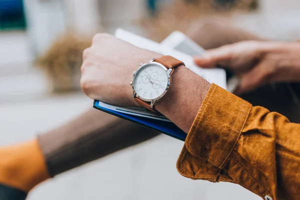 Trendiger Junger Mann Edlem Kostüm Mit Stylischer Armbanduhr Der Innenstadt — Stockfoto