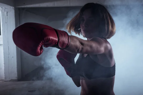 Menina Desportiva Com Uma Atitude Luta Competitiva Fazendo Exercícios Boxe — Fotografia de Stock