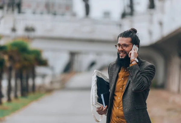 Der Moderne Hipster Junge Telefoniert Geschäftlich Auf Dem Gehweg Stadtfluss — Stockfoto