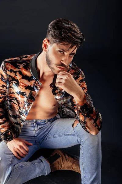 Chico Fresco Sin Camisa Con Chaqueta Elegante Pantalones Mezclilla Azul — Foto de Stock