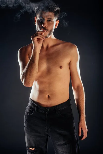 Hombre Sin Camisa Moda Posando Pantalones Negros Mientras Fuma Cigarrillo — Foto de Stock