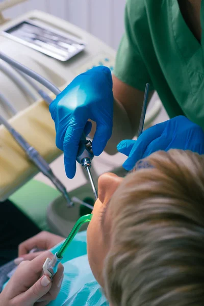Dentista Feminina Com Luvas Borracha Verificando Dentes Sua Paciente Usando — Fotografia de Stock