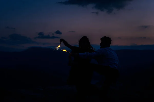 山のフィールドで芸術的かつ感情的なコンテンポラリーダンスを行う官能的なカップル — ストック写真