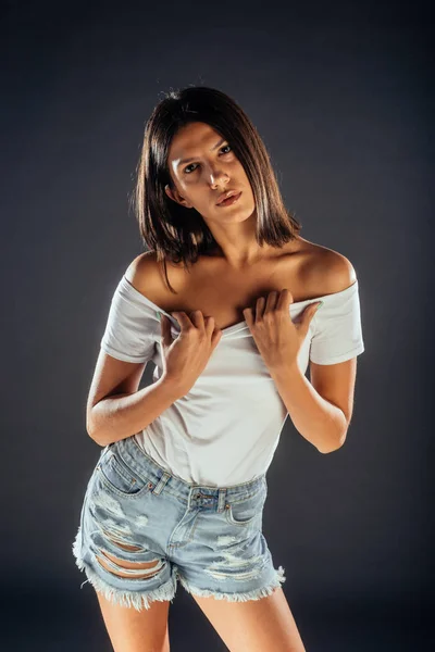 Estúdio Tiro Uma Menina Moda Elegante Posando Contra Fundo Escuro — Fotografia de Stock