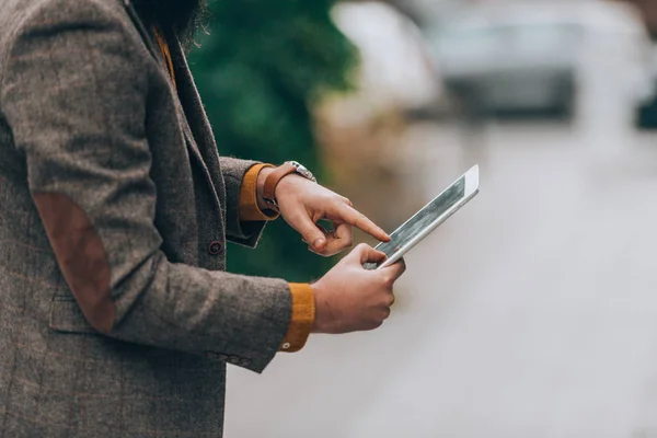 Elegante Hombre Hipster Con Ropa Moda Revisando Correo Electrónico Una — Foto de Stock