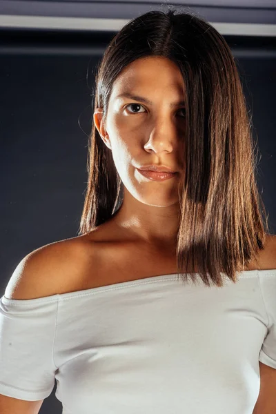 Портрет Молодої Красивої Жінки Білому Верху — стокове фото