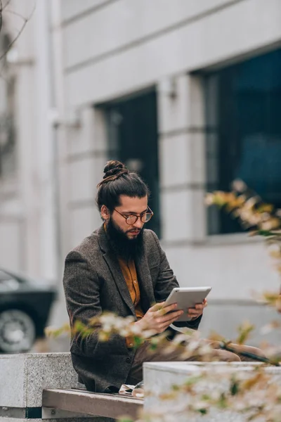 Stylischer Gutaussehender Mann Mit Tablet Auf Einer Bank Stadtplatz — Stockfoto