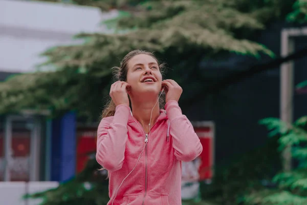 Πρόσωπο Του Όμορφου Καυκάσου Κορίτσι Ακούγοντας Μουσική Ακουστικά — Φωτογραφία Αρχείου