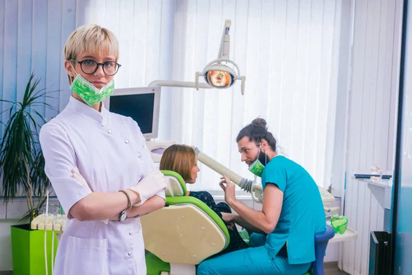 Młoda Dentystka Lekarze Stojący Skrzyżowanymi Rękami Białym Płaszczu Miejscu Pracy — Zdjęcie stockowe