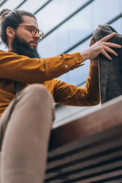 Stylischer Hipster Mit Langem Bart Trendigen Kostüm Urbaner Umgebung — Stockfoto