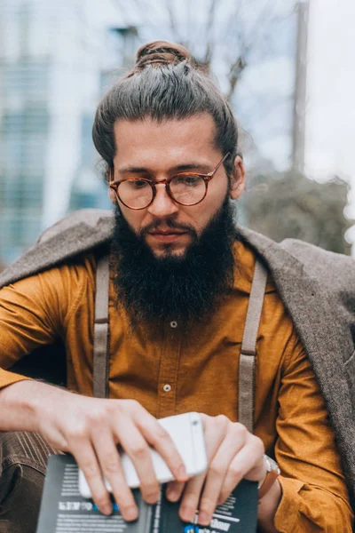 Schöner Selbstbewusster Mann Moderner Kleidung Einer Städtischen Umgebung — Stockfoto