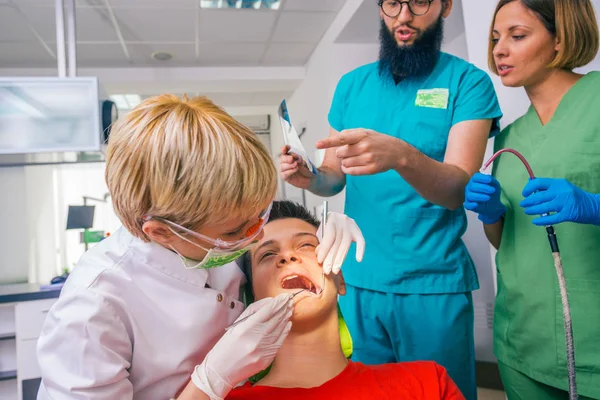 Profesionální Tým Zubních Lékařů Pomáhá Při Zubní Prohlídce Mladého Chlapce — Stock fotografie