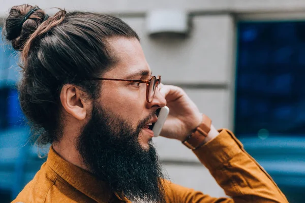 Bearded Man Klädd Fashionabla Kläder Innehav Med Mobil Konversation — Stockfoto