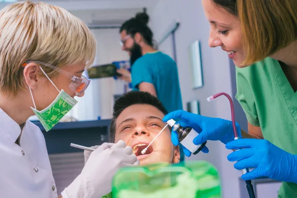 Photo Rapprochée Une Dentiste Examinant Les Dents Adolescent Cabinet Dentaire — Photo