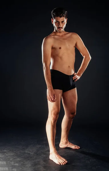 一个穿着黑色内衣裤的赤身裸体男子的工作室时尚肖像 — 图库照片