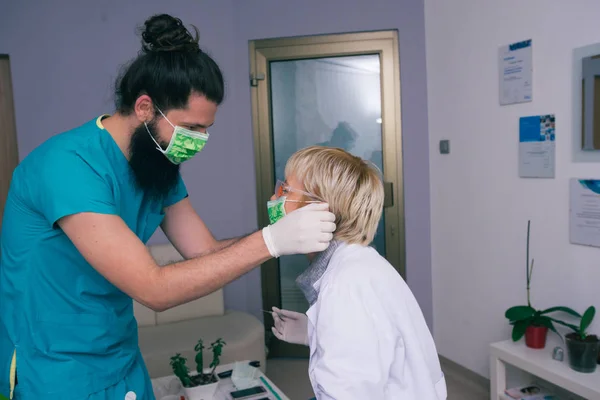 Odontólogo Barbudo Masculino Ayudando Colega Femenina Preparación Para Examen Dental —  Fotos de Stock
