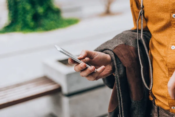 Moda Kıyafetler Giyen Şık Hippi Adam Şehir Ortamında Cep Telefonunu — Stok fotoğraf