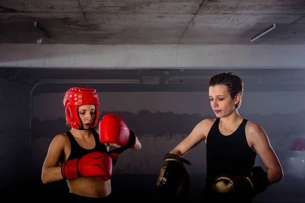 Dos Boxeadoras Poniéndose Guantes Boxeo Antes Pelea Dentro Garaje — Foto de Stock