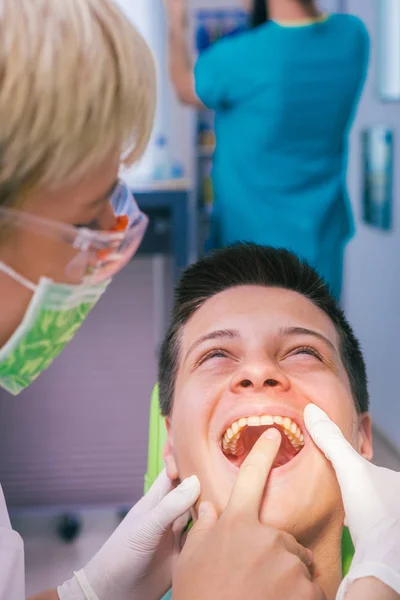 Image Rapprochée Patient Garçon Montrant Son Mal Dents Une Dentiste — Photo