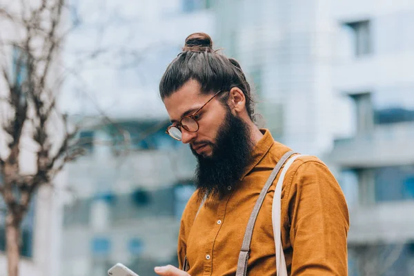 Hipster Moderno Trabajando Teléfono Inteligente Centro Ciudad Durante Día — Foto de Stock