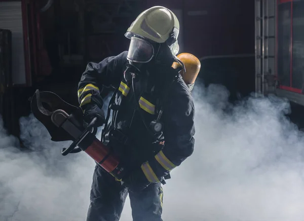 Retrato de un bombero con participación y casco de bomberos. D —  Fotos de Stock