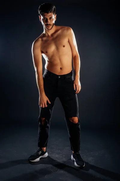 Δροσερό Νεαρός Άνδρας Ντυμένος Μοντέρνο Στυλ Παντελόνι Και Παπούτσια Κατάρτισης — Φωτογραφία Αρχείου