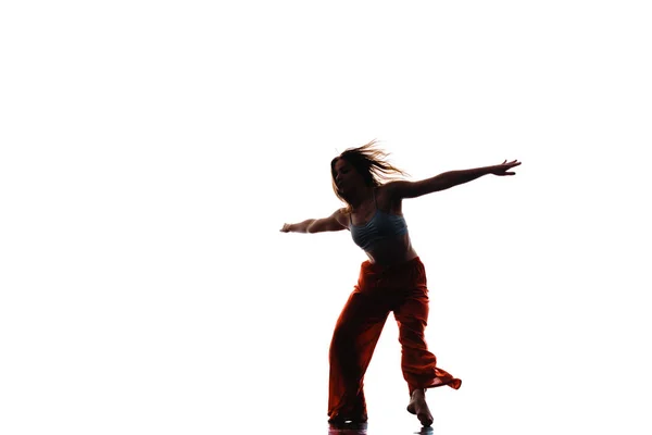 Kecses Táncos Aki Táncmozdulatokat Gyakorol Stúdióban — Stock Fotó