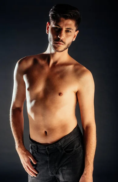 Elegante Chico Moda Posando Topless Sobre Fondo Oscuro — Foto de Stock