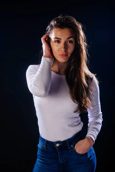 Retrato Uma Menina Atraente Furando Seu Cabelo Enquanto Parece Bonito — Fotografia de Stock