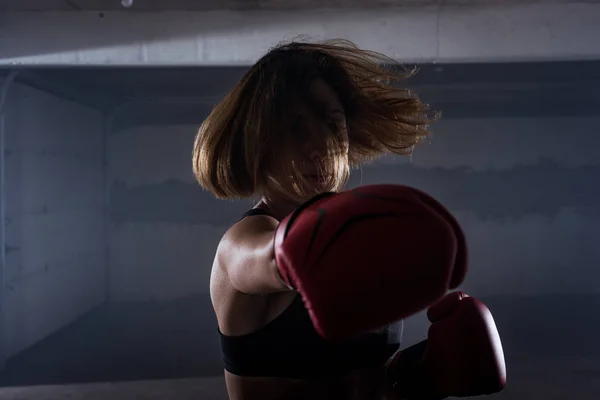 Retrato Silhueta Jovem Mulher Fitness Atraente Exercitando Perfuração Com Luvas — Fotografia de Stock