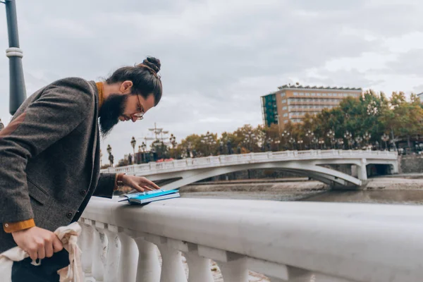 Hipster Hoy Día Vistiendo Ropa Moda Leyendo Libro Paseo Fluvial — Foto de Stock