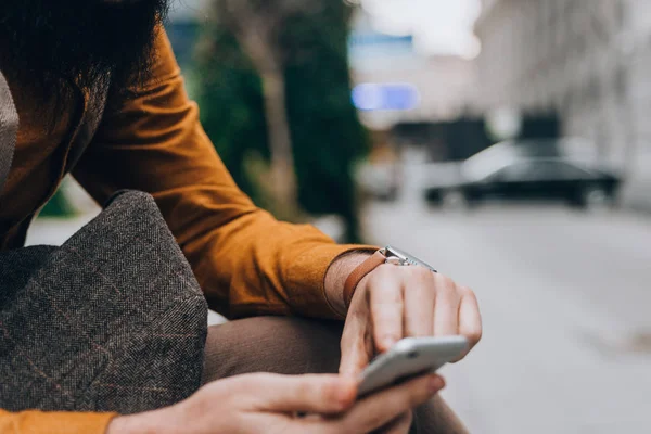 Joven Hipster Moderno Revisando Teléfono Móvil Plaza Ciudad —  Fotos de Stock