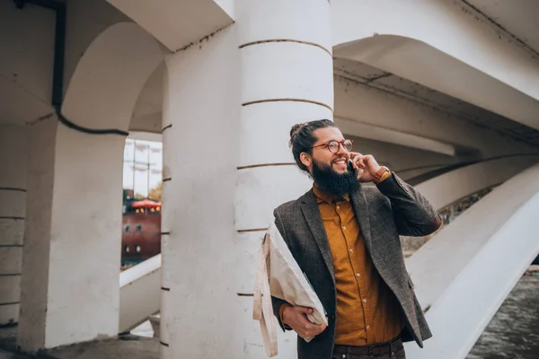 Μοντέρνος Άντρας Που Φοράει Μοντέρνα Ρούχα Και Μιλάει Στο Τηλέφωνο — Φωτογραφία Αρχείου