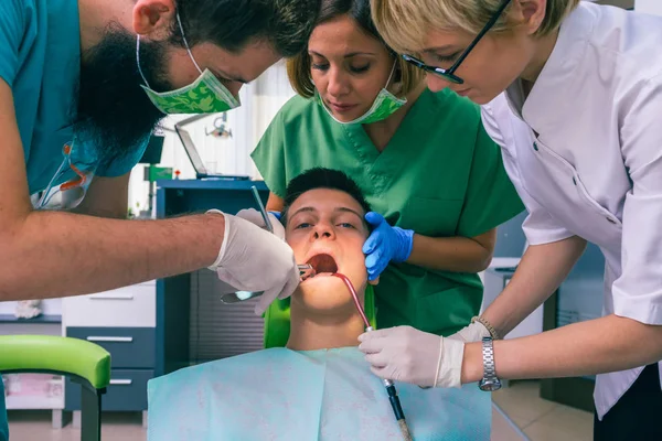 Tým Zubařů Ošetřuje Zuby Svého Malého Chlapce Pomocí Zubního Nářadí — Stock fotografie