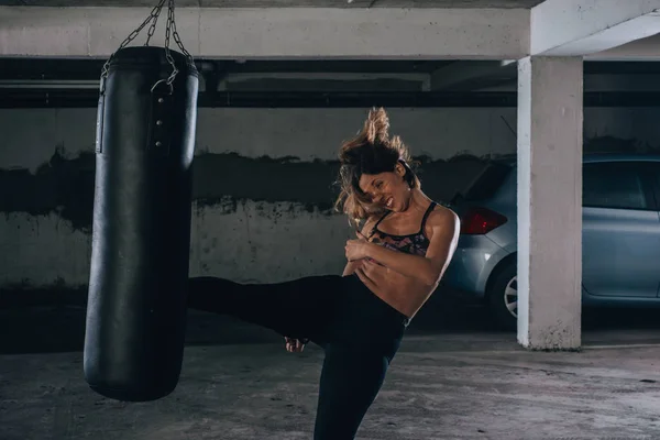 Mladá Sportovkyně Dělá Vysoký Kop Během Boxerského Cvičení Garáži — Stock fotografie