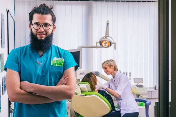 Ritratto Dentista Con Barba Occhiali Piedi Con Braccia Incrociate Una — Foto Stock