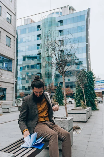 Chico Moderno Hipster Con Pelo Largo Barba Centro Ciudad —  Fotos de Stock