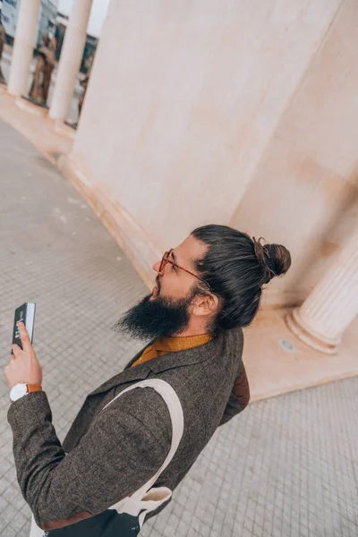 Moderno Hipster Giovane Ragazzo Che Tiene Libro Mentre Cammina Attraverso — Foto Stock