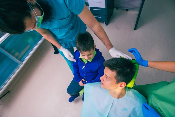 Adolescente Con Hermano Menor Sentado Silla Del Dentista Esperando Chequeo —  Fotos de Stock