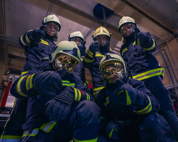Портрет Группы Пожарных Защитной Форме Внутри Пожарной Части — стоковое фото