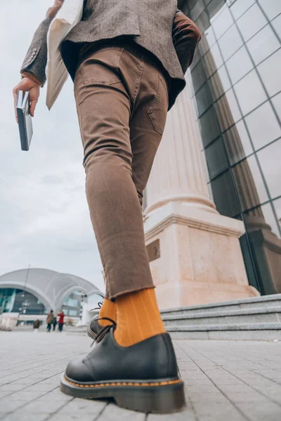 Hombre Moda Que Lleva Ropa Moderna Con Estilo Durante Paseo —  Fotos de Stock
