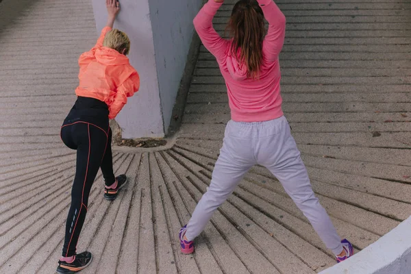 Garotas Flexíveis Atraentes Exercitando Uma Área Urbana Durante Dia — Fotografia de Stock