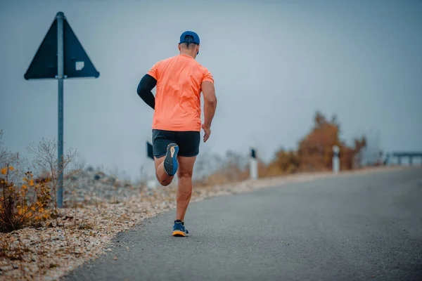 Fit Atletische Volwassen Loper Tijdens Een Hardlooptraining Buiten — Stockfoto