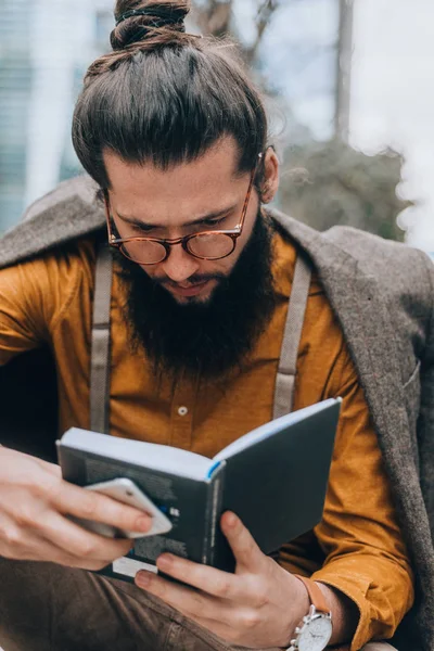 Joven Hombre Negocios Moderno Traje Elegante Leyendo Libro Plaza Ciudad — Foto de Stock