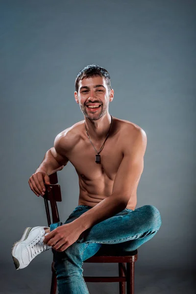 Retrato Belo Modelo Masculino Posando Jeans Azul Moda — Fotografia de Stock