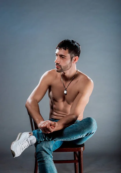 Estudio Toma Cuerpo Joven Moda Sentado Una Silla — Foto de Stock
